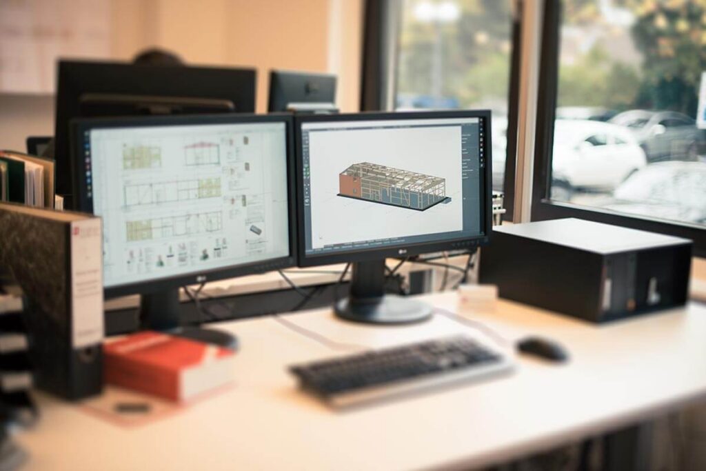 Zur Darstellung des Bereiches Schal- und Bewehrungspläne unseres Ingenieurbüros für Holzbau wurde ein PC-Arbeitsplatz abfotografiert, auf dem verschiedene Pläne visualisiert sind.