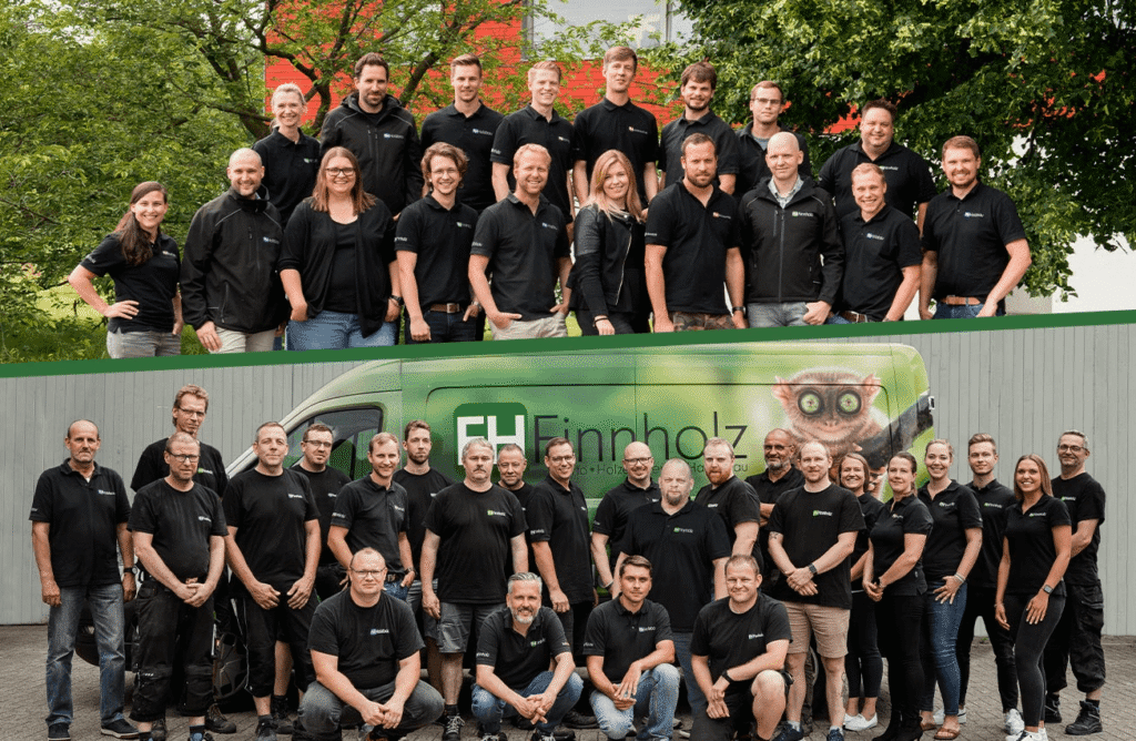 Unsere Statiker für Köln arbeiten (auf Ihren Wunsch hin) mit unserer Schwestergesellschaft FH Finnholz zusammen, wenn wir die geplante Statik auch ganzheitlich für Sie in Köln umsetzen sollen. Das Bild zeigt das Team der FH Finnholz aus Lienen, das europaweit viele unterschiedliche Gebäude aus Holz erfolgreich errichtet hat.